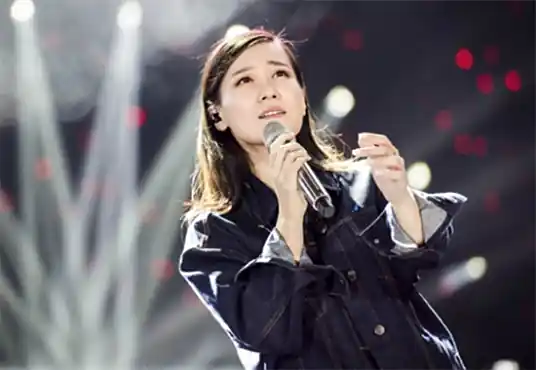 谭晶《九儿 (Live) 》单曲「2024」[内嵌封面歌词][FLAC/MP3-320K]